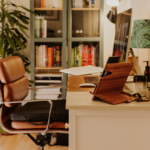 Un bureau de 10m² parfaitement aménagé avec des meubles fonctionnels et un décor moderne
