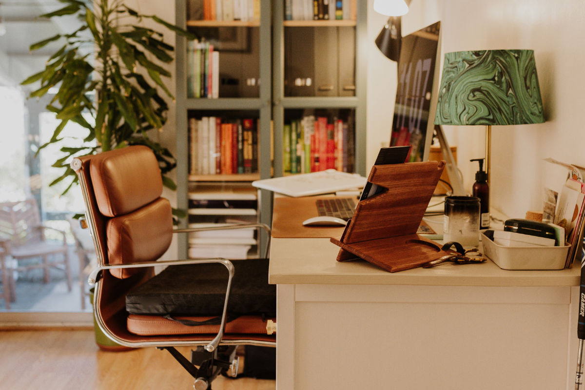 Un bureau de 10m² parfaitement aménagé avec des meubles fonctionnels et un décor moderne