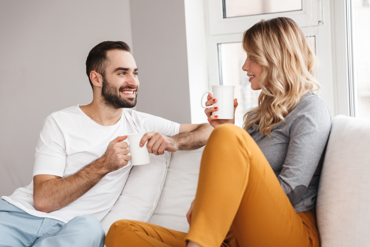 Un parent profitant d'un moment de détente avec une tasse de thé et un livre