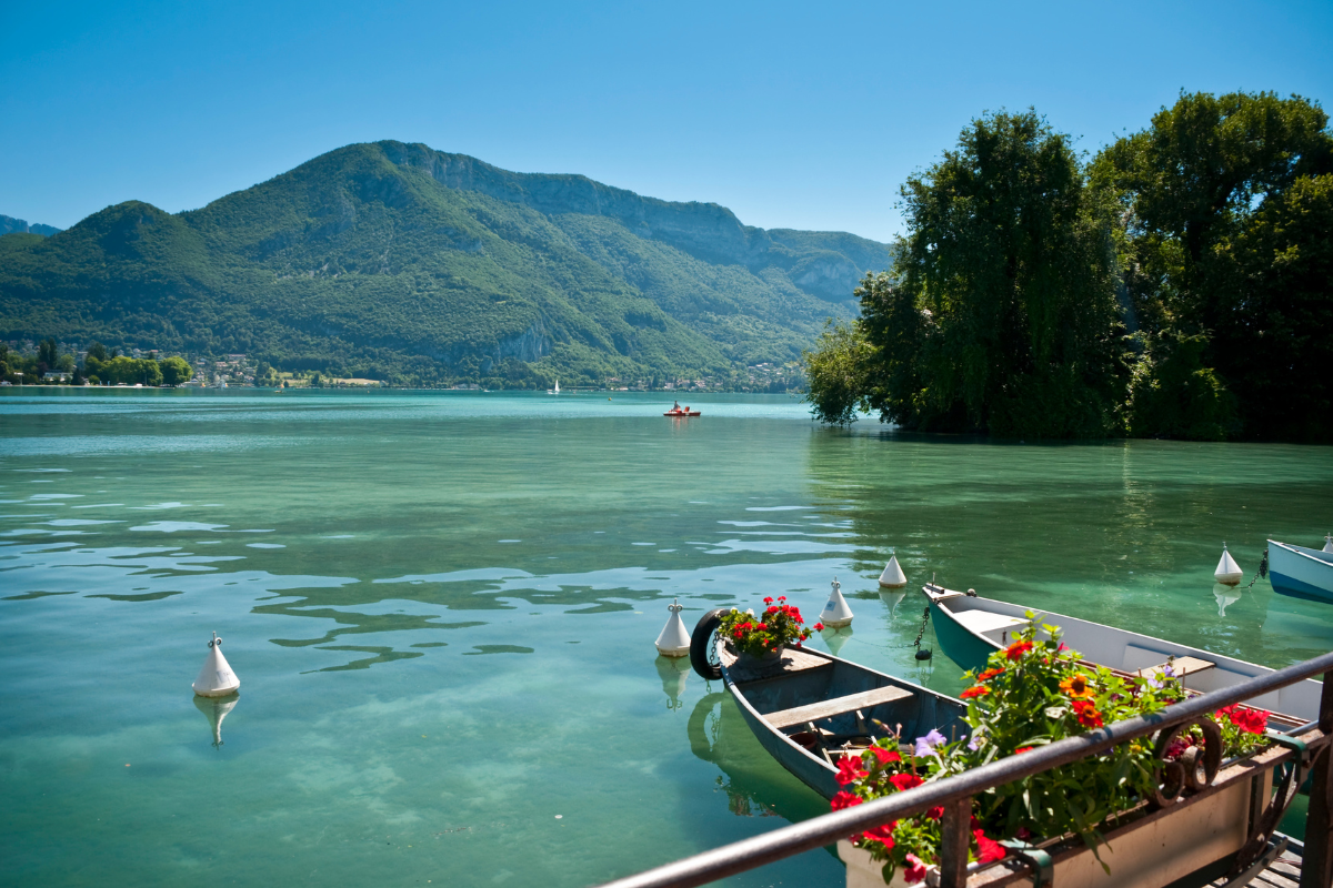 Vue idyllique du Lac d'Annecy entouré par les montagnes des Alpes