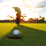 Vue panoramique d'un terrain de golf en Bretagne avec un paysage côtier