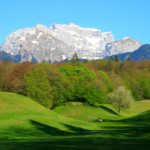 Vue panoramique d'un terrain de golf en Haute-Savoie avec des montagnes en arrière-plan
