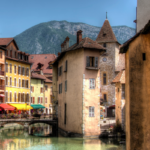 Vue sur une location de vacances à Annecy avec le lac et les montagnes en arrière-plan