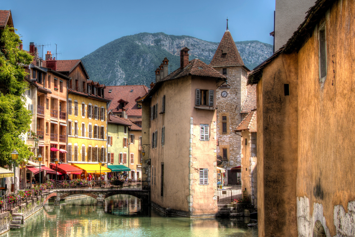 Vue sur une location de vacances à Annecy avec le lac et les montagnes en arrière-plan