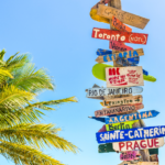 Carte du monde avec des icônes de maisons indiquant les destinations Airbnb les plus populaires