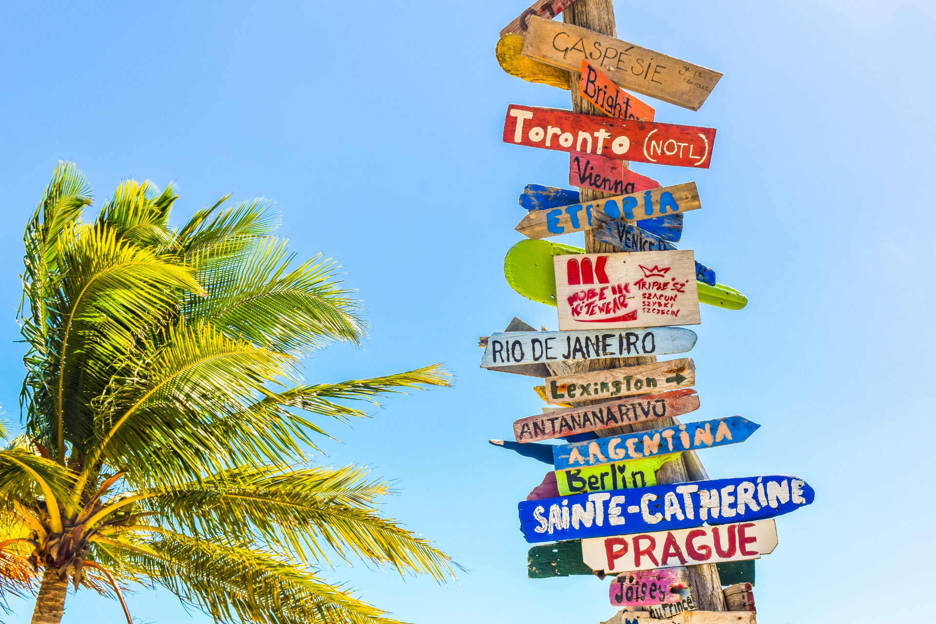Carte du monde avec des icônes de maisons indiquant les destinations Airbnb les plus populaires