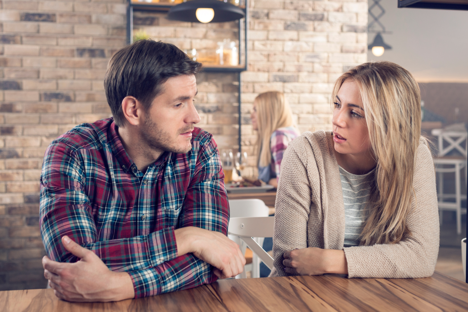 Deux personnes échangeant des regards complices lors d'une conversation