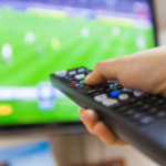 Écran de télévision affichant un match de Ligue 1 avec des logos de plateformes de streaming alternatives