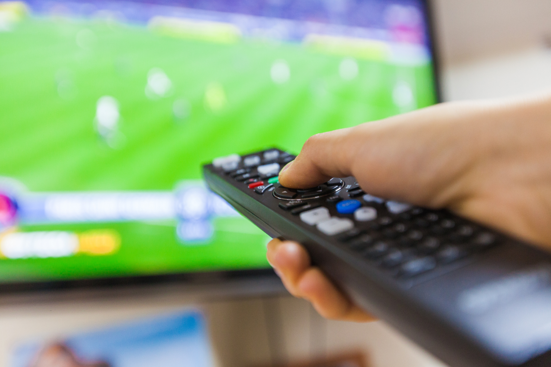 Écran de télévision affichant un match de Ligue 1 avec des logos de plateformes de streaming alternatives