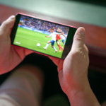 Écran d'ordinateur ou de télévision affichant un match de Ligue 2 en streaming