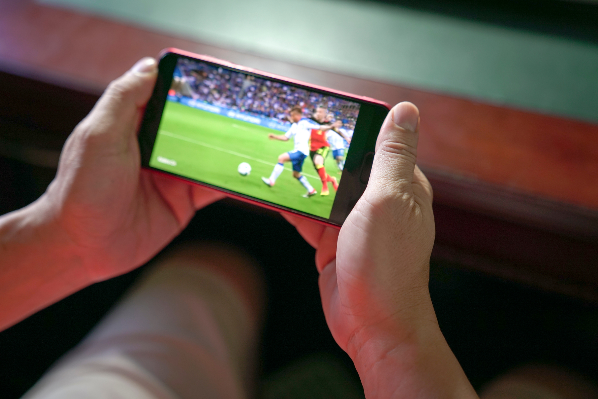 Écran d'ordinateur ou de télévision affichant un match de Ligue 2 en streaming