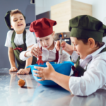 Enfant aidant à préparer un gâteau au yaourt dans la cuisine