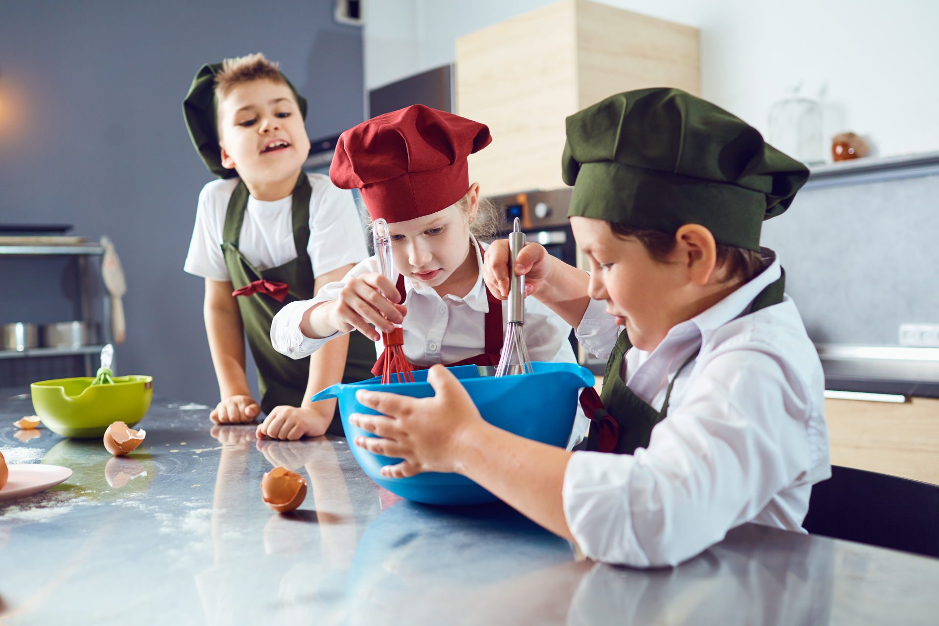 Enfant aidant à préparer un gâteau au yaourt dans la cuisine