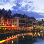 Vue nocturne d'Annecy avec des restaurants, bars et lieux de divertissement animés