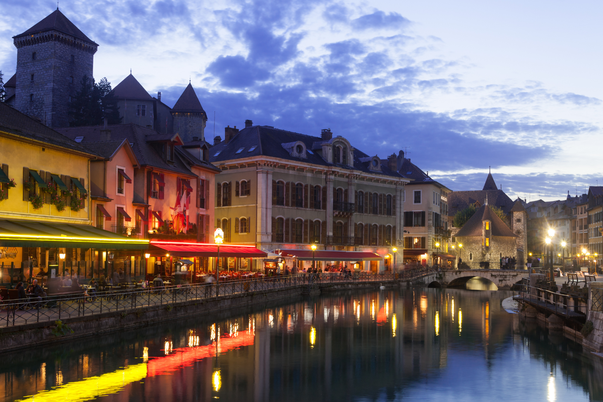 Vue nocturne d'Annecy avec des restaurants, bars et lieux de divertissement animés