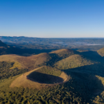 Vue panoramique du Puy de Pariou avec la célèbre bouteille Volvic en premier plan