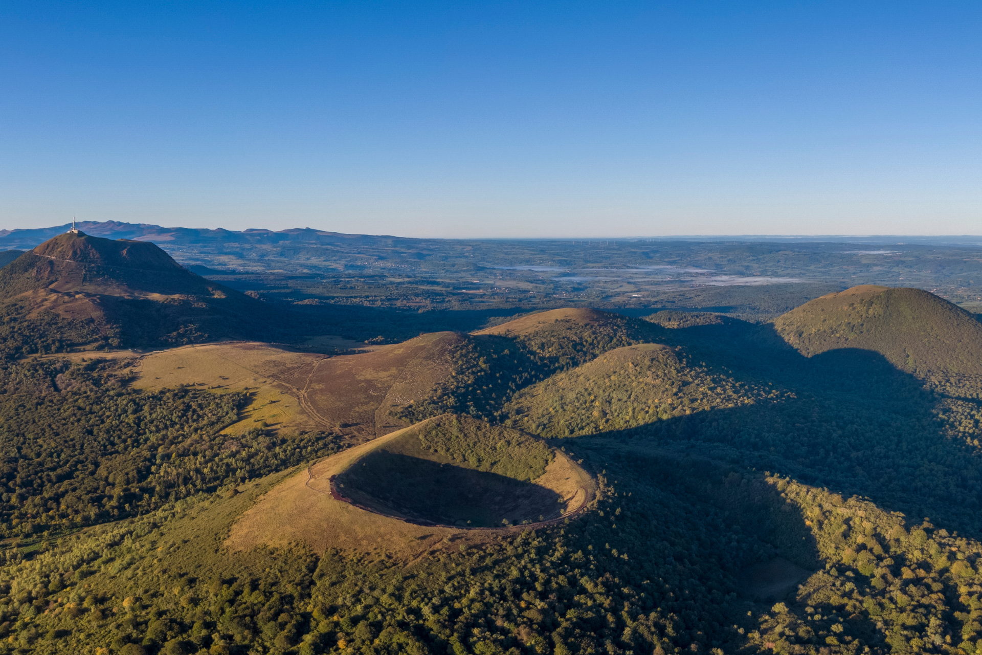 Vue panoramique du Puy de Pariou avec la célèbre bouteille Volvic en premier plan
