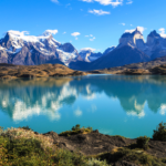 croisière à travers les fjords de la Patagonie avec des glaciers en arrière-plan