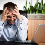 homme devant ecran d'ordinateur affichant un message d'erreur impossible de coller les données de votre organisation ici