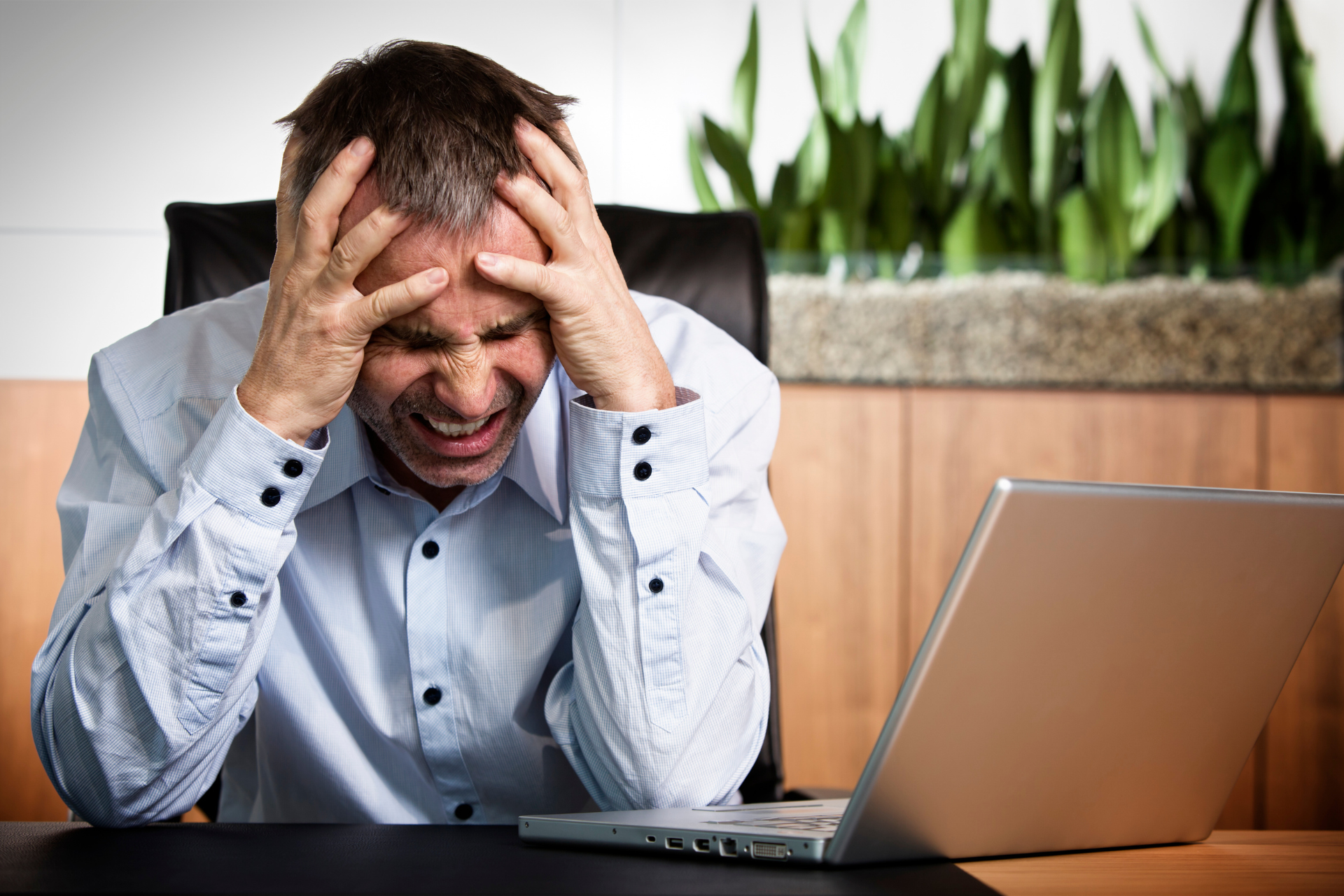 homme devant ecran d'ordinateur affichant un message d'erreur impossible de coller les données de votre organisation ici