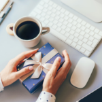 Coffrets cadeaux élégants avec des étiquettes personnalisées, prêts à être offerts aux clients