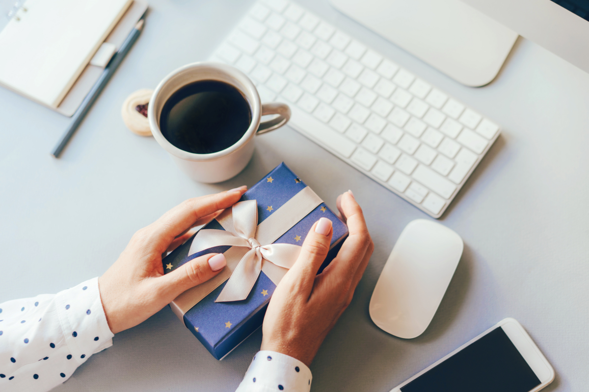 Coffrets cadeaux élégants avec des étiquettes personnalisées, prêts à être offerts aux clients