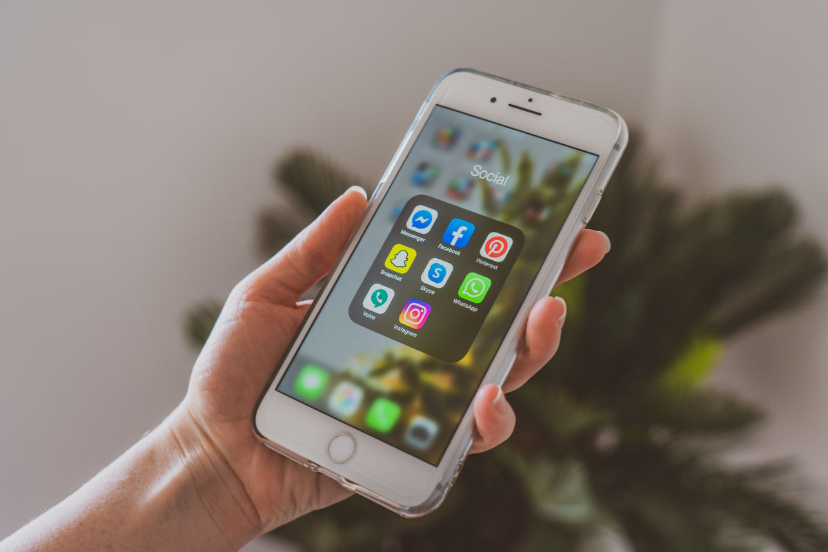 Smartphone affichant des applications de productivité et d'organisation pour stimuler l'activité professionnelle