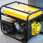 Un groupe électrogène portable en fonctionnement à côté d'une maison pendant une coupure de courant