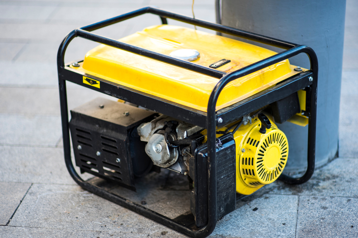Un groupe électrogène portable en fonctionnement à côté d'une maison pendant une coupure de courant
