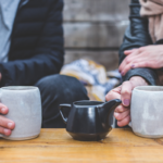 Un homme marié lançant des regards subtils et discrets à une femme lors d'une conversation