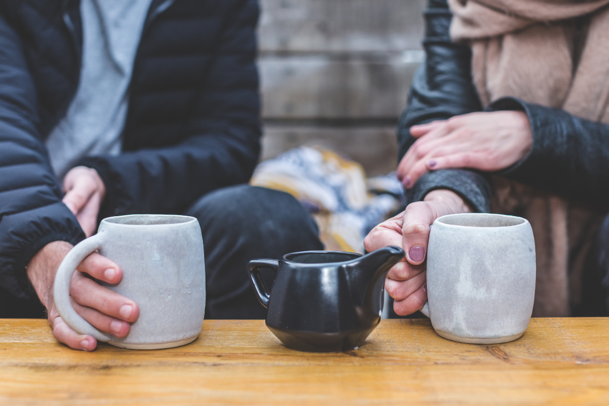 Un homme marié lançant des regards subtils et discrets à une femme lors d'une conversation