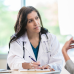Un médecin expliquant les symptômes de la coqueluche à un patient