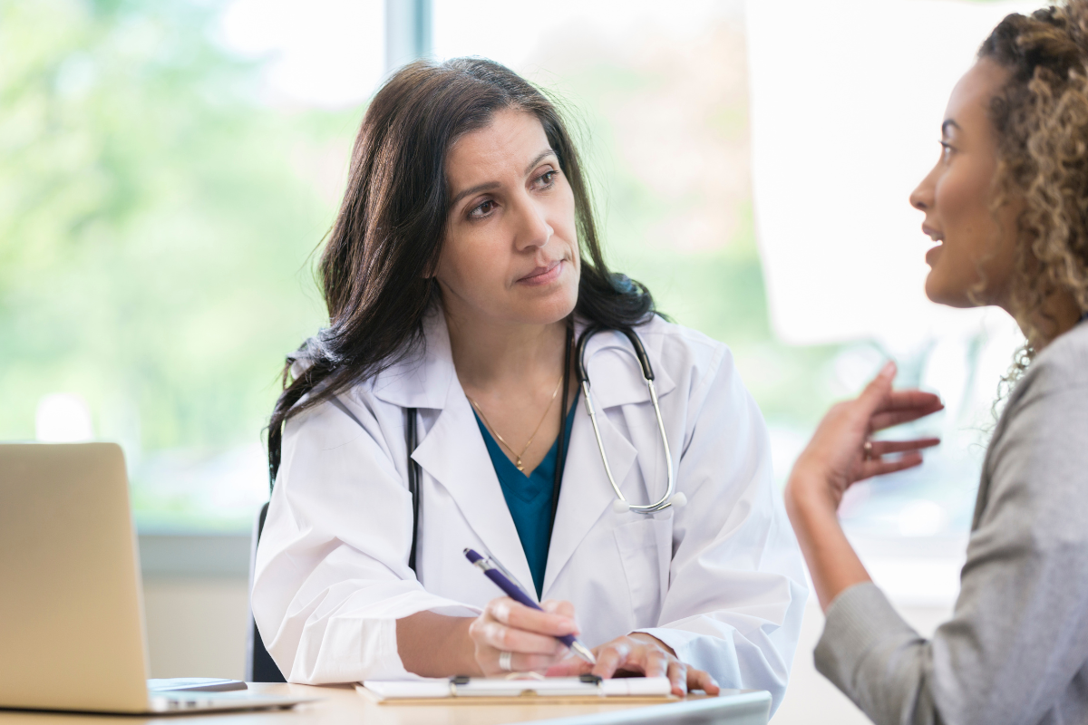 Un médecin expliquant les symptômes de la coqueluche à un patient