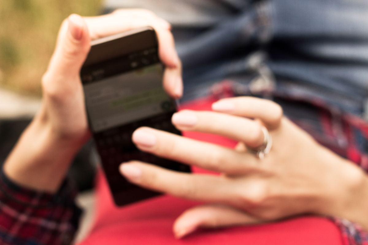 Un téléphone affichant un message texte avec l'expression à très vite