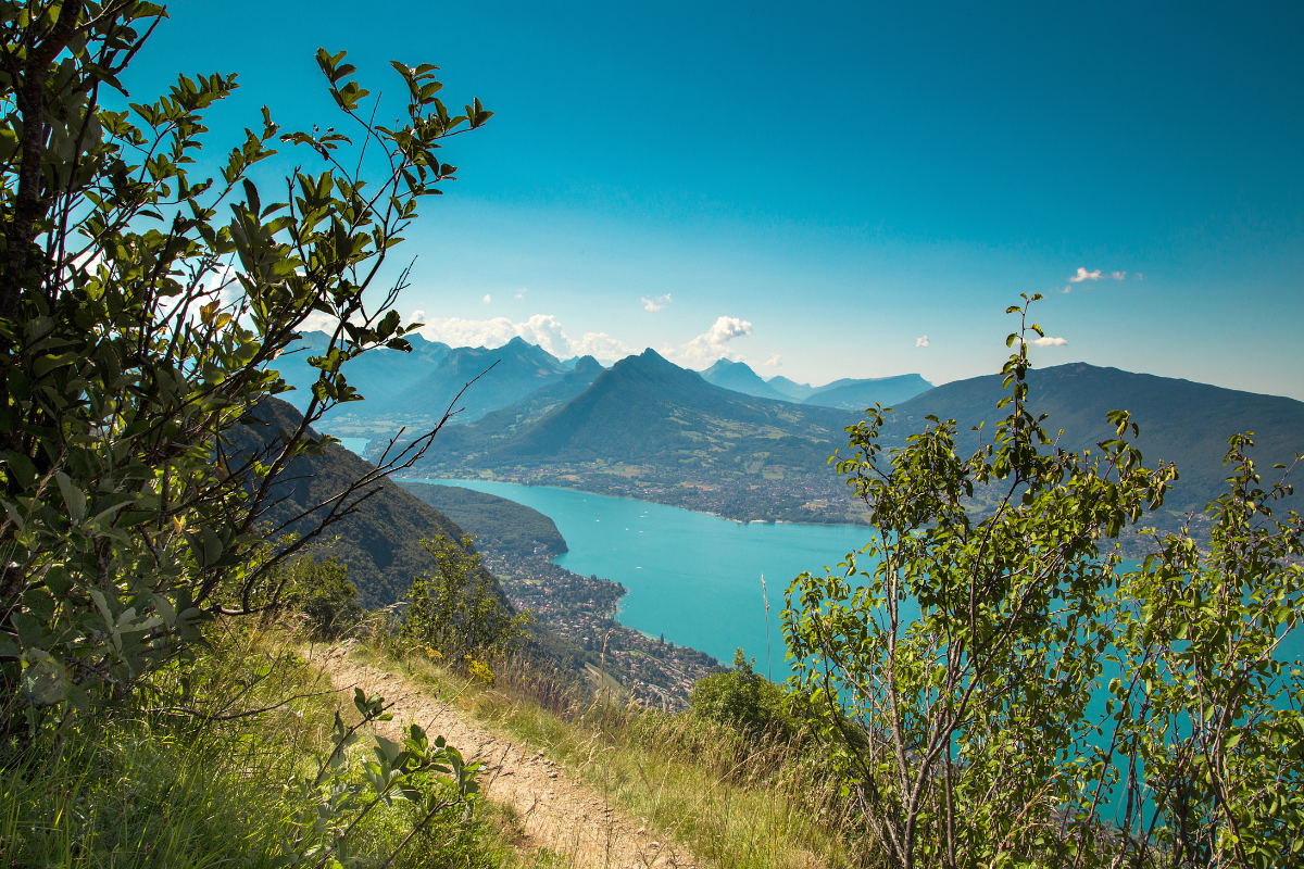 Vues Spectaculaires et Randonnées Incontournables au Lac d'Annecy
