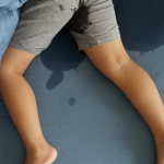 enfant qui fait pipi au lit