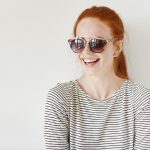 68ffa4d587e22-joyeuse-fille-hipster-avec-des-taches-de-rousseur-et-des-cheveux-roux-portant-des-nuances-elegantes-