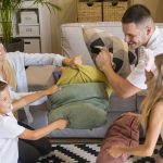Le repassage à domicile, ou comment récupérer des heures précieuses pour sa vie de famille 69bc051a8997b-family-playing-with-pillows-indoors (1)