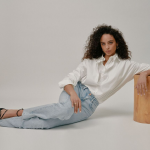 Pourquoi le jean droit femme est la valeur sûre du dressing capsule