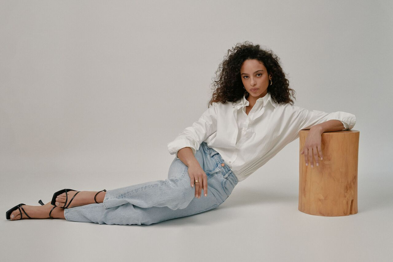 Pourquoi le jean droit femme est la valeur sûre du dressing capsule