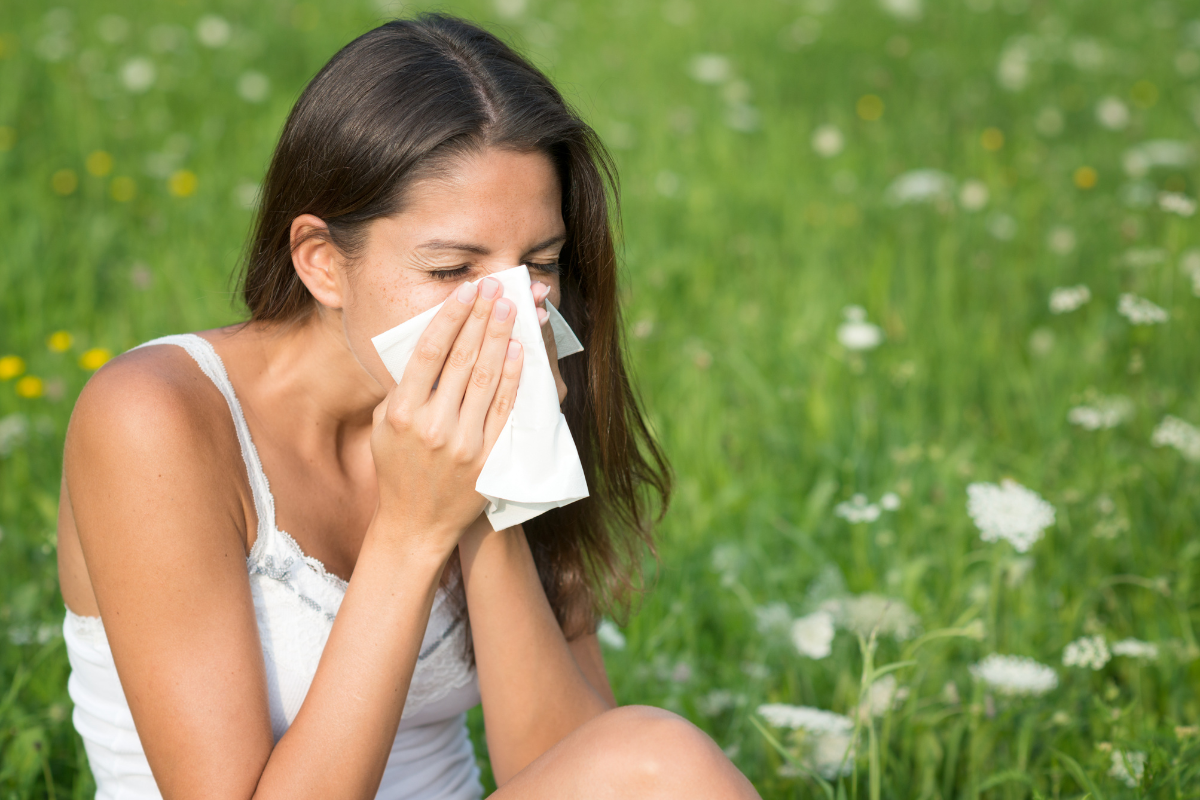 Personne souffrant d’allergies au pollen au printemps pendant la saison pollinique