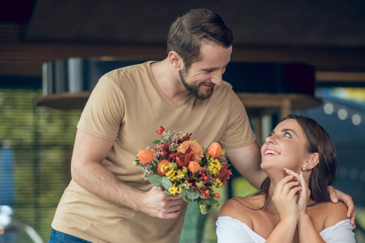 homme qui touche l'epaule d'une femme