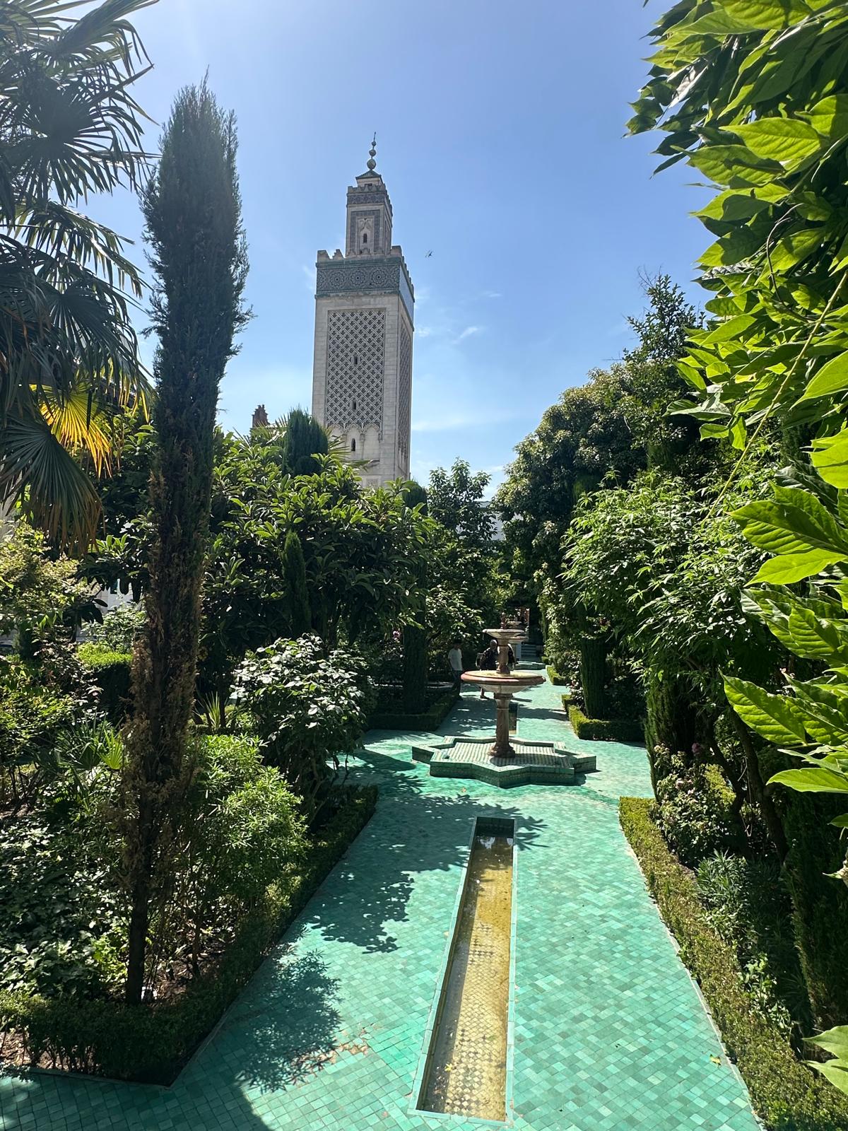 Patio et jardins de la Grande Mosquée de Paris avec fontaine et arcades